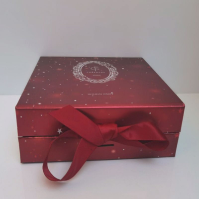 Коробка для подарка упаковывая с вставкой ЕВА для партии праздника, коробка печати FSC УЛЬТРАФИОЛЕТОВАЯ бумажная с лентой